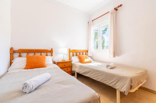 een slaapkamer met 2 bedden en een raam bij Apartamento Minerva in Alcudia