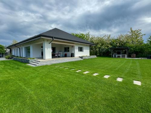 Zahrada ubytování LaHuzur - Casa de Vacanta - Therme Balotesti & Aeroport Otopeni