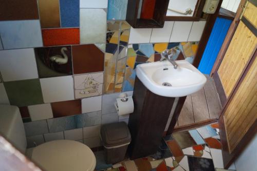 La casita del jardinero في لوس يانوس دي أريداني: حمام صغير مع حوض ومرحاض