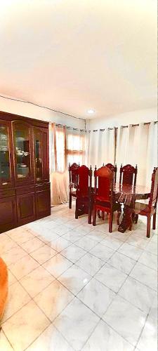 salon z krzesłami i pokój z oknami w obiekcie La Maison transient house w mieście Calapan