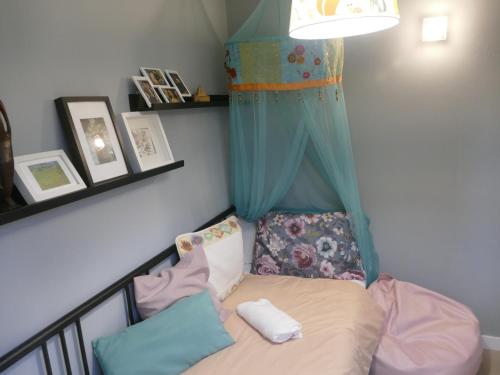 Zimmer mit einem Bett und einem Stuhl mit Baldachin in der Unterkunft Casita con encanto en Baiona a lado de las playas de Santa Marta y Ladeira in Baiona
