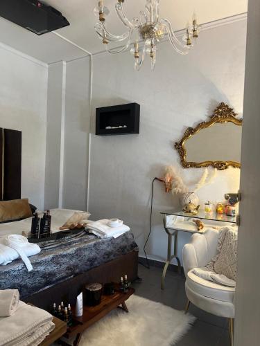 La salle de bains est pourvue d'un lavabo et d'un miroir. dans l'établissement FEMME noir LUXURy spa EXPERIENCE, à San Nicola La Strada