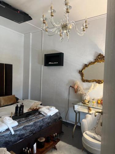 La salle de bains est pourvue d'un lavabo et d'un miroir. dans l'établissement FEMME noir LUXURy spa EXPERIENCE, à San Nicola La Strada