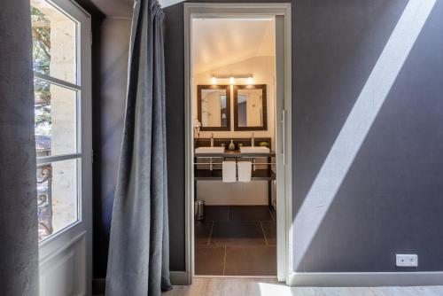 a bathroom with a sink and a mirror at Château La Gravière in Vertheuil-en-Médoc