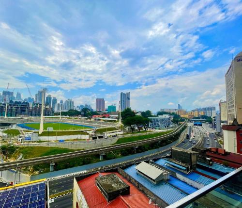 uma vista para uma cidade com uma auto-estrada e edifícios em Opus Residences Kuala Lumpur by Luna em Kuala Lumpur
