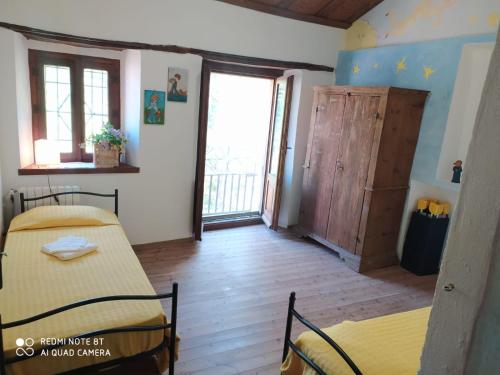 Zimmer mit 2 Betten und Holzboden in der Unterkunft Il mulino che fu la filanda in Pennabilli