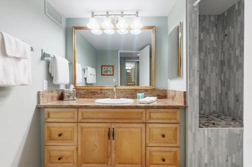 ein Bad mit einem Waschbecken und einem Spiegel in der Unterkunft Hanalei Bay Resort 6221 in Princeville