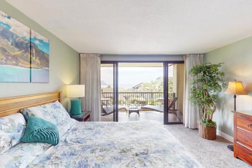 ein Schlafzimmer mit einem Bett und einem Balkon in der Unterkunft Hanalei Bay Resort 6221 in Princeville
