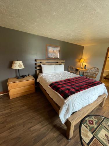 Un pat sau paturi într-o cameră la Spillover Motel and Inn