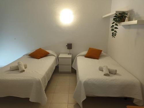 dos camas sentadas una al lado de la otra en una habitación en Higuerón 4 Fuengirola Beach, en Fuengirola