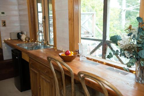 uma cozinha com um balcão de madeira com uma taça de fruta em Adelaide Hills Camellia Cottage Wifi em Crafers