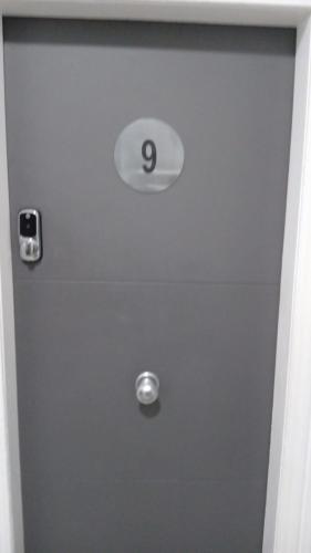 Eine Metalltür mit Nummer acht drauf. in der Unterkunft Green Lodge-Room-09 in Liverpool