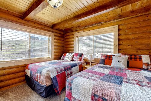 מיטה או מיטות בחדר ב-Cabin Overlooking The Harbor