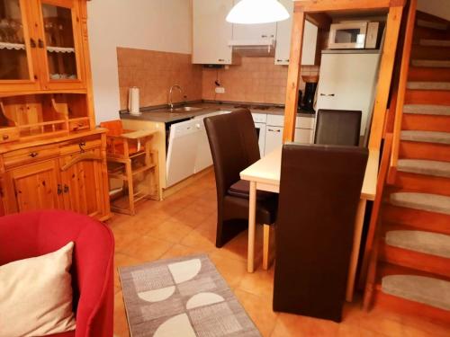 Una cocina y un comedor con mesa y sillas. en Burhave Gästehaus 6, en Butjadingen