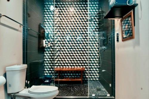 ein Bad mit Dusche, WC und Glasdusche in der Unterkunft LUX 2BR Apartment in DC with parking RARE in Washington