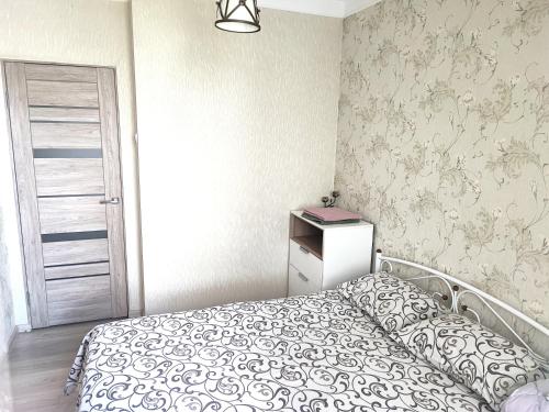 - une petite chambre avec un lit et une porte dans l'établissement Автовокзал, à Rivne