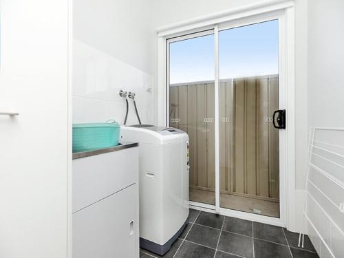 ein Bad mit einem Waschbecken und einer Glasdusche in der Unterkunft High Tide - Beachfront Pet-friendly in Wallaroo