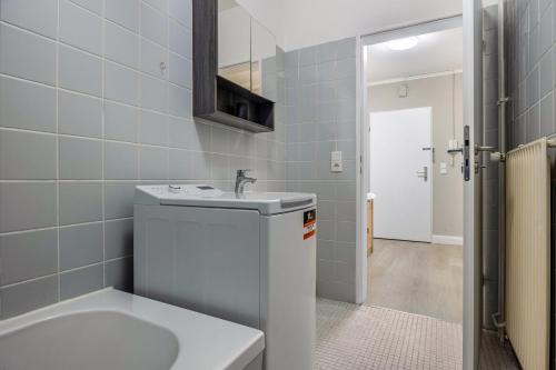 een badkamer met een wastafel en een toilet bij Kleine Hütte in St Pauli Hamburg in Hamburg