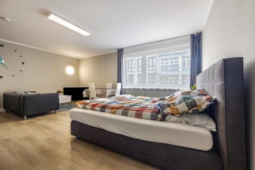 een slaapkamer met een groot bed in een kamer met een raam bij Kleine Hütte in St Pauli Hamburg in Hamburg