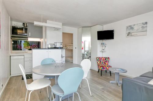 une cuisine et un salon avec une table et des chaises dans l'établissement Appartement avec balcon, au Pouliguen