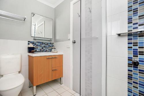 a bathroom with a toilet and a shower at Milly's Middleton - Pet-friendly in Middleton