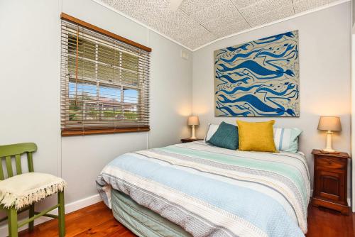 a bedroom with a bed and a window at Milly's Middleton - Pet-friendly in Middleton