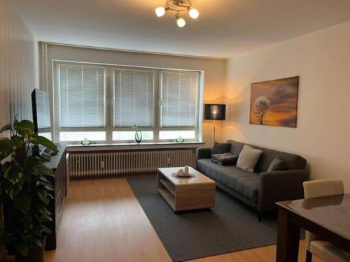 ein Wohnzimmer mit einem Sofa und einem großen Fenster in der Unterkunft Ferienappartement am Meer in Wilhelmshaven