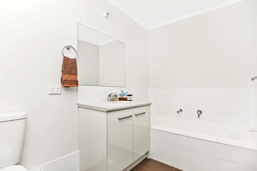 Kúpeľňa v ubytovaní Sa Holiday House 'dunes Views On Simpson'