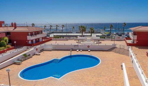 una gran piscina junto al océano en Apartamento El Burgado., en Puertito de Güímar