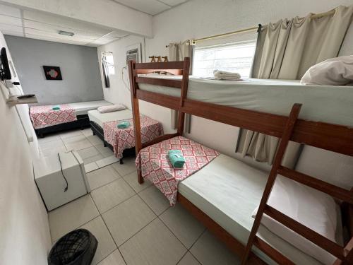 Casa da Esquina Pousada في ريسيفي: غرفة صغيرة بها سريرين بطابقين