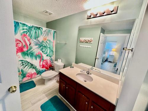 uma casa de banho com um lavatório, um WC e um espelho. em Ocean Reef 1007 em Panama City Beach