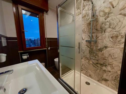 La salle de bains est pourvue d'une douche et d'un lavabo. dans l'établissement Casa della Zia Lina, à Parme
