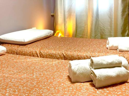 - une chambre avec 2 lits et des oreillers blancs dans l'établissement Casa della Zia Lina, à Parme