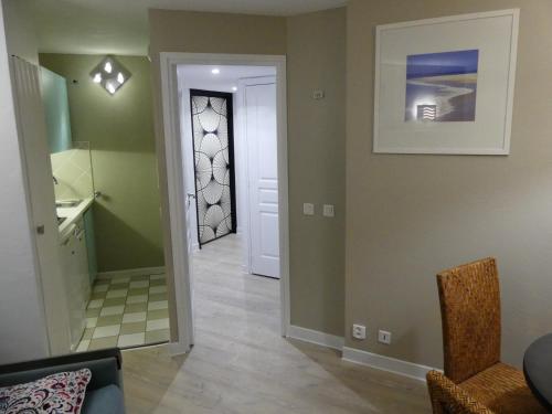 - un couloir avec une porte menant à une chambre dans l'établissement Appart 4 pers av balcon-parking gratuit-piscine int chauffée-serviettes et linge de lit compris, à Le Touquet-Paris-Plage