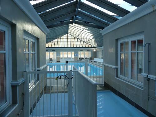 un bâtiment avec une piscine avec un puits de lumière dans l'établissement Appart 4 pers av balcon-parking gratuit-piscine int chauffée-serviettes et linge de lit compris, à Le Touquet-Paris-Plage