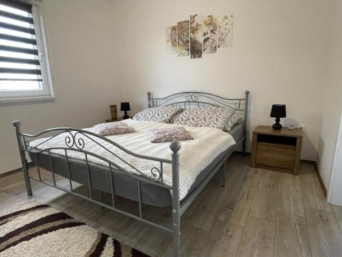 Posteľ alebo postele v izbe v ubytovaní Fullhouse Apartmanház