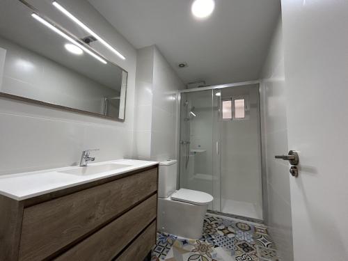 a bathroom with a toilet and a sink and a shower at Apartamento centro de Benalmádena in Benalmádena
