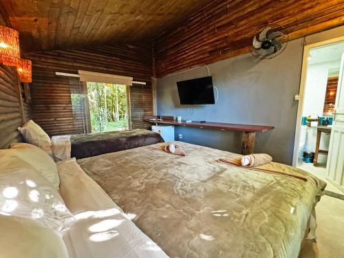 ein Schlafzimmer mit einem großen Bett in einem Zimmer in der Unterkunft JoãoeMaria da Ilha in Praia de Araçatiba