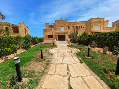un grande edificio con un passaggio pedonale di fronte ad esso di Villa with a charming view, sea view, Marina a El Alamein