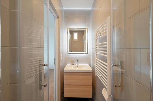 Phòng tắm tại Un duplex familial lumineux et harmonieux