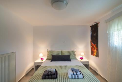 Restia Seaside Apartment I, 50m from Megas Gialos Beach