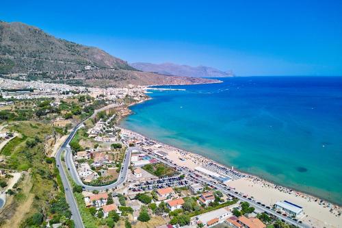 uma vista aérea de uma praia e do oceano em Villa Azzurra em Castellammare del Golfo