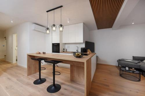 a kitchen with a wooden table in a living room at FUX Penthouse Whirlpool Meerblick Zadar in Zadar