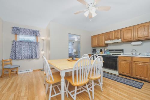 Η κουζίνα ή μικρή κουζίνα στο Shady Nook- Lake Michigan - Pet Friendly