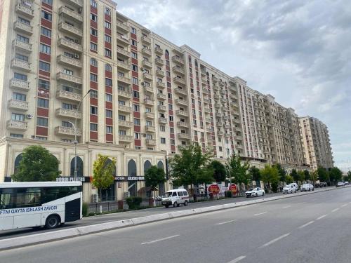 a large building on the side of a city street at Квартира 3-ух Комнатная в центре города in Fergana