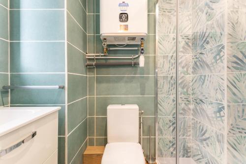 une salle de bain avec toilettes et lavabo dans l'établissement Jungle House héliopolis, au Cap d'Agde
