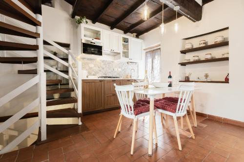 uma cozinha com uma mesa e cadeiras e uma escadaria em Stella Alpina: Il Tuo Rifugio Privato nelle Alpi Apuane em Levigliani