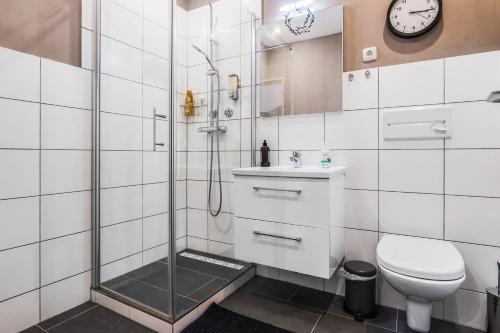 a bathroom with a shower and a toilet and a sink at Ruhiges und modernes Zuhause in Münster