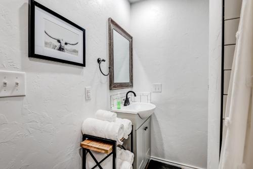 Baño blanco con lavabo y espejo en Charming Getaway in Stillwater, en Stillwater