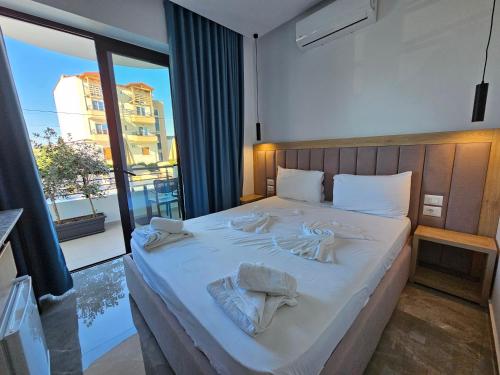 卡薩米里的住宿－Monel Hotel，一间卧室配有带毛巾的床
